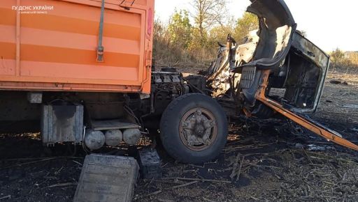 Спасатели показали кадры с места подрыва грузовика на Харьковщине