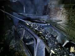 Ночью под Харьковом сгорел гараж с автомобилем