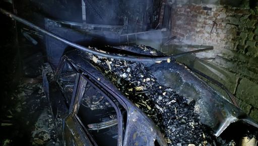 Ночью под Харьковом сгорел гараж с автомобилем