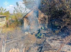 На Харківщині спалахнув приватний будинок: Постраждала жінка