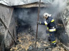 Под Харьковом в гараже полностью сгорел автомобиль