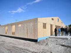 Для многодетной семьи переселенцев строят дом в Змиевской громаде