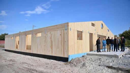 Для многодетной семьи переселенцев строят дом в Змиевской громаде