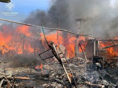 На Харківщині окупанти з артилерії обстріляли будинки та кіоски