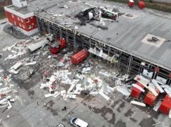 Четвертый удар по терминалу "Новой почты" на подъезде в Харьков: загорелось пол тысячи квадратов