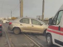 В Харькове водитель легковушки совершил ДТП на автомобильном мосту