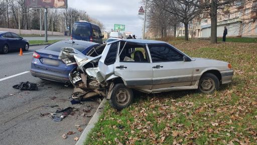 В Харькове не разминулись два автомобиля: Один из водителей в больнице