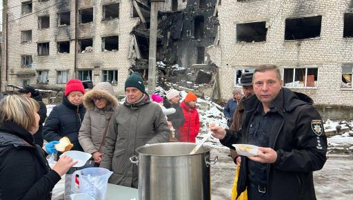 На Харьковщине доставили горячую пищу жителям разбитого россиянами Изюма