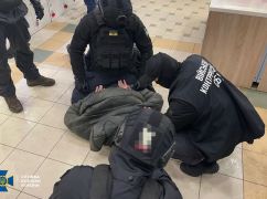 В Харькове бросили в СИЗО мошенника, обещавшего "вернуть из плена" погибшего Героя