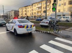 В Харькове легковушка влетела в столб на проспекте: Кадры аварии