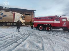 На Харківщині шість авто застрягли на покритих кригою дорогах