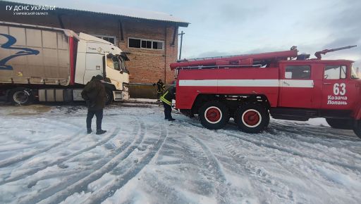 На Харківщині шість авто застрягли на покритих кригою дорогах