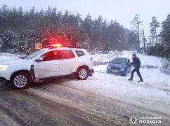 На Харьковщине полиция спасла водителя из снежной ловушки