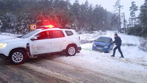 На Харьковщине полиция спасла водителя из снежной ловушки