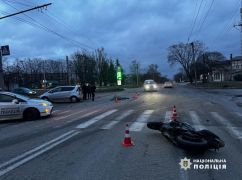 На Холодной Горе Mercedes сбил мотоциклиста: Байкер скончался на месте