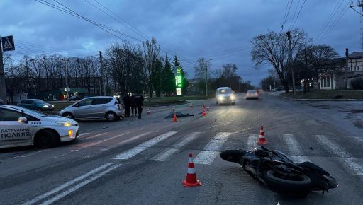 На Холодной Горе Mercedes сбил мотоциклиста: Байкер скончался на месте