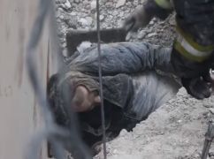 Харківська ДСНС показала порятунок чоловіка, якого завалило плитами після удару ракети