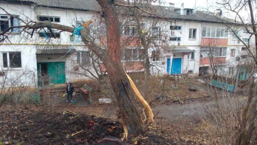 Росіяни з артилерії обстріляли багатоквартирні будинки на Харківщині: Кадри з місця