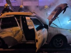 В Харькове вспыхнула легковушка: Кадры пожара