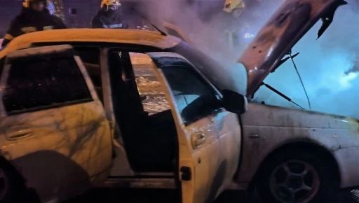В Харькове вспыхнула легковушка: Кадры пожара