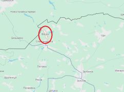 Окупанти з артилерії вдарили по населеному пункті на кордоні в Харківські області: Кадри з місця