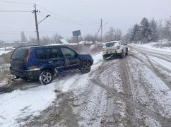 На Харьковщине полицейские спасли водителя из снежной ловушки