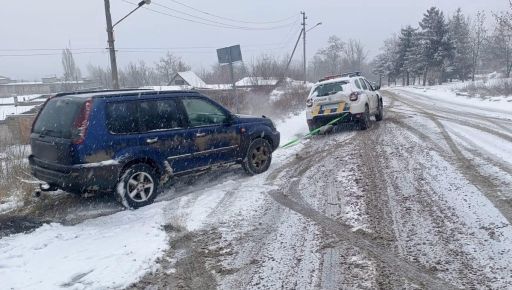 На Харьковщине полицейские спасли водителя из снежной ловушки