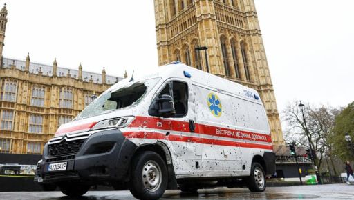 Бойові медики привезли до Великої Британії розстріляну на Харківщині "швидку"