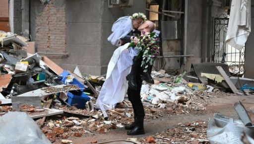 Фото свадьбы на руинах из Харькова появилось на новой марке от "Укрпочты"