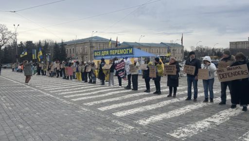 В центре Харькова почти сто граждан вышли в поддержку пленных защитников