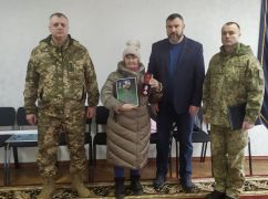Нагороди полеглих на Харківщині прикордонників передали їхнім матерям
