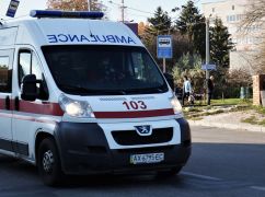 Российская ракета попала между двумя домами в Харькове: спасатели достают людей из завалов