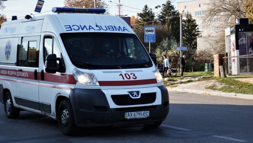 Российская ракета попала между двумя домами в Харькове: спасатели достают людей из завалов