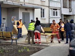 В Харькове коммунальщики работают на месте российской атаки