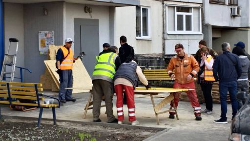В Харькове коммунальщики работают на месте российской атаки