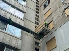 В Харькове устраняют последствия российской атаки (ФОТОРЕПОРТАЖ)