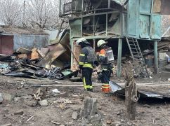 Побиті будинки та знищені авто: Як виглядає центр Харкова після російського авіаудару