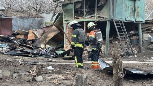 Разбитые дома и уничтоженные авто: Как выглядит центр Харькова после российского авиаудара