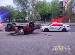 В центре Харькова легковушка перевернулась и вылетела на тротуар (ФОТОФАКТ)
