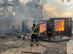 На Харківщині від артобстрілу спалахнули житлові будинки: Кадри пожежі