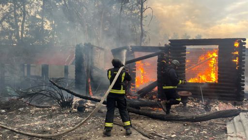 На Харківщині від артобстрілу спалахнули житлові будинки: Кадри пожежі