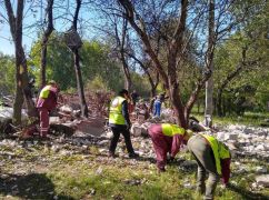У Харкові комунальники усувають наслідки атаки "Шахедів"