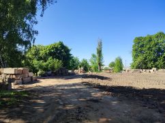У Чугуєві демонтували залишки знищеного ракетами будинку культури