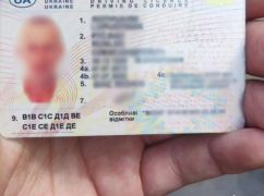 У Харкові копи зупинили водія Mercedes із фейковими правами
