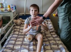 Врачи протезировали мальчика с Харьковщины, потерявшего ногу в результате российского удара