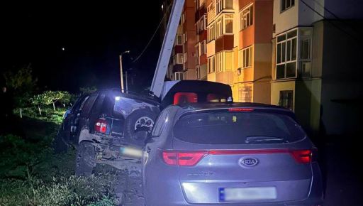 В Харькове пьяный водитель протаранил столб и авто: Комментарий полиции