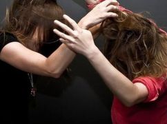 На Харківщині п'яна багатодітна матір відлупцювала "подругу”: Вирок суду