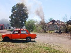 Під Харковом внаслідок авіаудару сталася масштабна пожежа: Кадри з місця