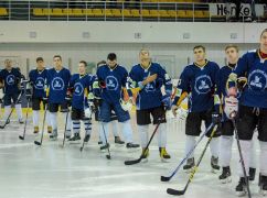 Харьковские хоккеисты собирают средства на 35 автомобилей для экстренки и спасателей
