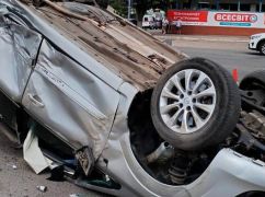 На Харьковщине в ДТП перевернулась легковушка: Среди пострадавших ребенок